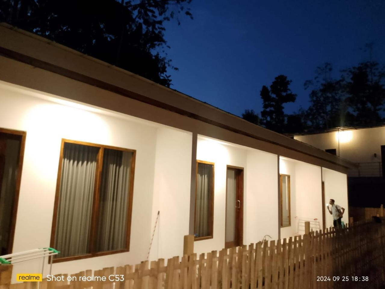The Corner Homestay Kuta  ภายนอก รูปภาพ